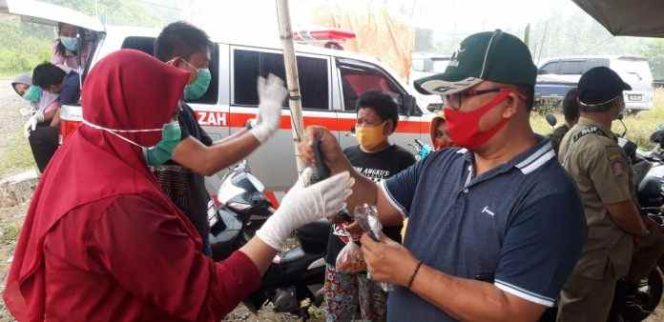 
DPC PDIP Bolsel Bagikan Masker di Pasar Soguo