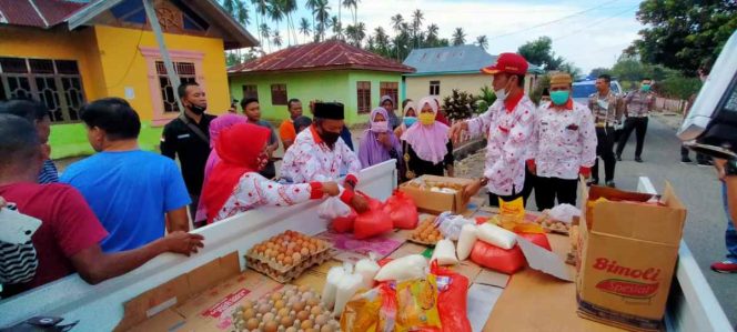 
Bupati dan Wabup Bagikan Bantuan Sembako Kepada Warga Bolsel