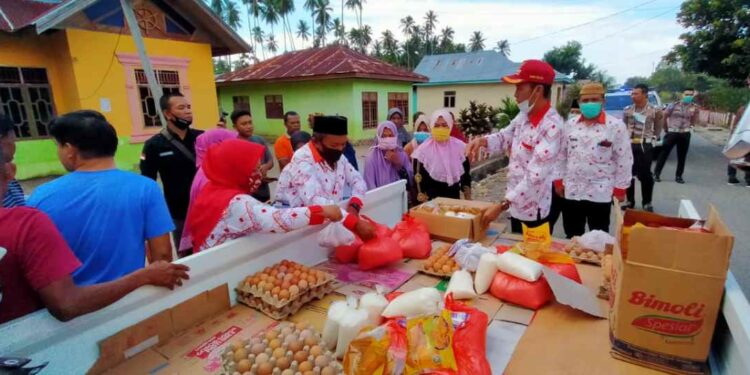 Bupati dan Wabup Bagikan Bantuan Sembako Kepada Warga Bolsel