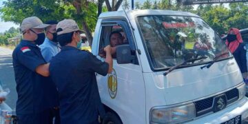 Antisipasi Penyebaran Covid-19, Bawaslu Bolsel Sudah Tiga Kali Bagikan Ratusan Masker pada Warga dan Pengemudi, Kali Ini di Kecamatan Tomini