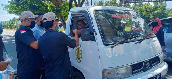 
Antisipasi Penyebaran Covid-19, Bawaslu Bolsel Sudah Tiga Kali Bagikan Ratusan Masker pada Warga dan Pengemudi, Kali Ini di Kecamatan Tomini