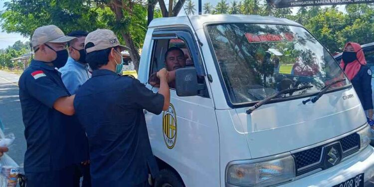 Antisipasi Penyebaran Covid-19, Bawaslu Bolsel Sudah Tiga Kali Bagikan Ratusan Masker pada Warga dan Pengemudi, Kali Ini di Kecamatan Tomini