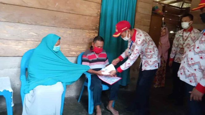 
Pemda Bolsel Serahkan BLT-DD untuk 81 Desa, Dudepo Barat Penerima Pertama