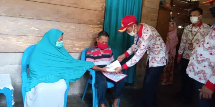 Pemda Bolsel Serahkan BLT-DD untuk 81 Desa, Dudepo Barat Penerima Pertama