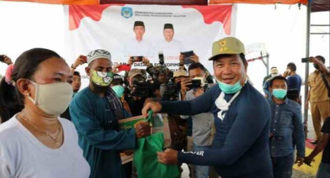 
Wagub Sulut Berikan Bantuan Kepada Masyarakat Bolsel