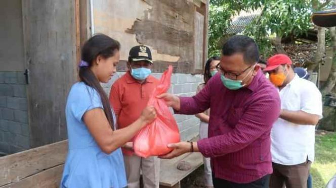 
DPRD Bolsel Dukung Penuh Program Pembagian Sembako pada Warga