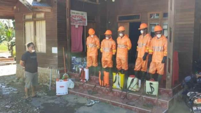 
Tempat Umum dan Rumah Warga di Torosik Disemprot Disinfektan