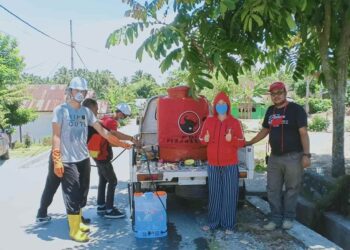Yunita Lontoh Turunkan Tim Semprot Disinfektan di Rumah Penduduk Moyag Bersatu