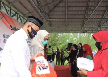 Bank SulutGo Cabang Lolak Salurkan Bantuan Sembako untuk 325 Petugas Agama