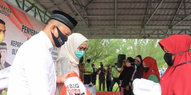 Bank SulutGo Cabang Lolak Salurkan Bantuan Sembako untuk 325 Petugas Agama