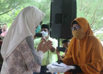 Bupati Yasti Serahkan Bantuan Kepada 825 Petugas Agama Islam