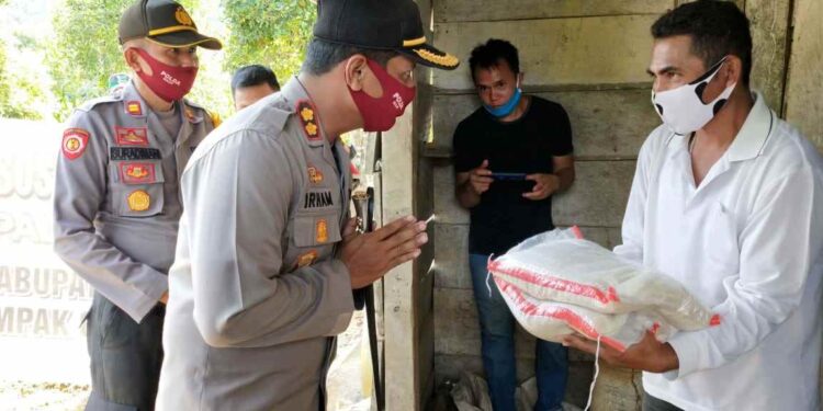 Kapolres Boltim Salurkan Bantuan 1 Ton Beras di Kokapoi