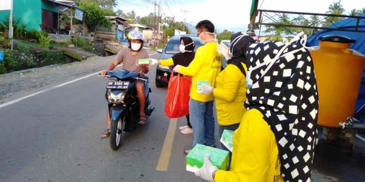 UPTD Puskesmas Modayag Barat Bagi Takjil dan Buka Puasa Bersama di Pos Perbatasan