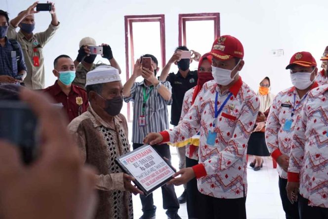 
 Bupati, Wabup dan Sekda Salurkan BLT Tahap Satu