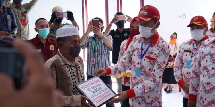 Bupati, Wabup dan Sekda Salurkan BLT Tahap Satu