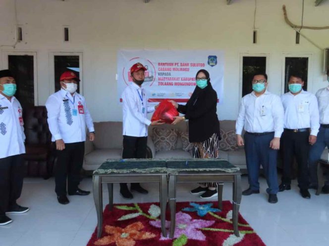 
Bank SulutGo Cabang Molibagu Serahkan ke Pemda Bolsel Bantuan 500 Paket Sembako untuk Masyarakat Terdampak Covid-19