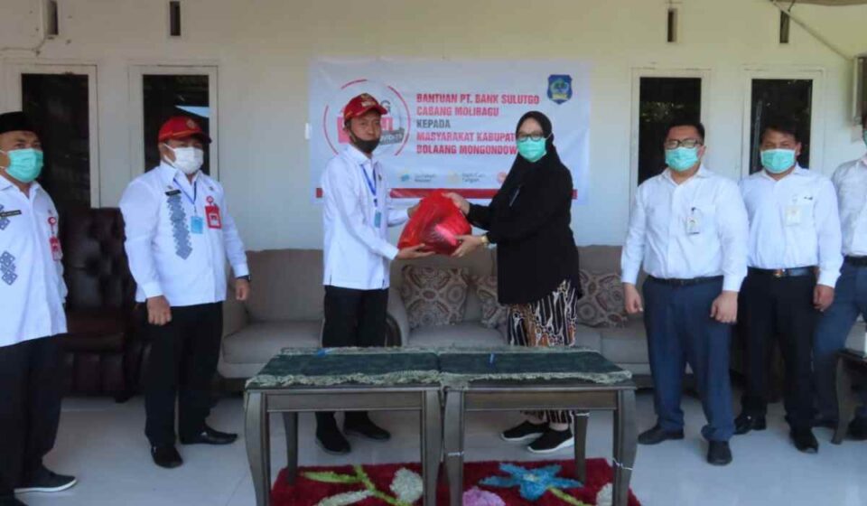 Bank SulutGo Cabang Molibagu Serahkan ke Pemda Bolsel Bantuan 500 Paket Sembako untuk Masyarakat Terdampak Covid-19