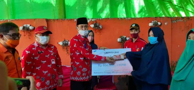
Bupati Bolsel Serahkan BST untuk 4.281 KPM   