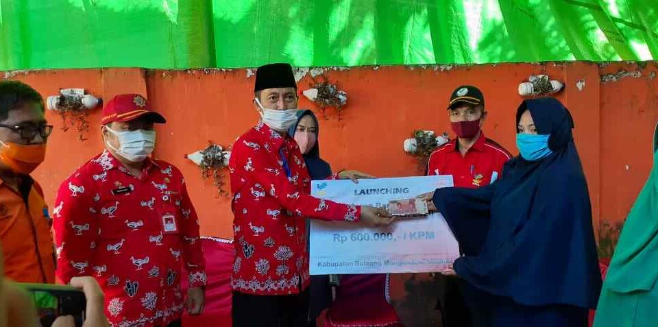 Bupati Bolsel Serahkan BST untuk 4.281 KPM