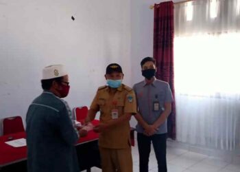 Camat Noldy Tangahu Serahkan BST untuk 473 KPM di 11 Desa Kecamatan Helumo