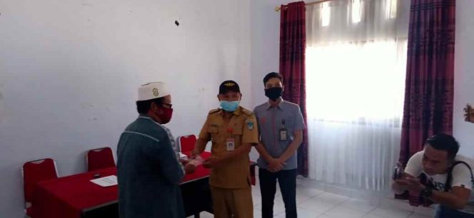 
Camat Noldy Tangahu Serahkan BST untuk 473 KPM di 11 Desa Kecamatan Helumo