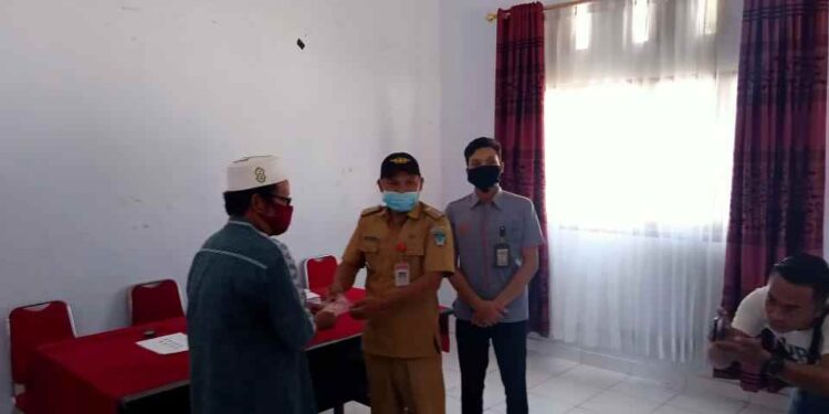 Camat Noldy Tangahu Serahkan BST untuk 473 KPM di 11 Desa Kecamatan Helumo