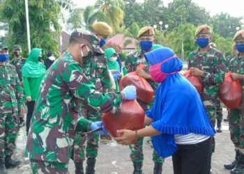 Batalyon Armed 19/105 Trk Bagikan Sembako dan Zakat Fitrah untuk Warga Lolak Terdampak Covid-19 Lewat Kegiatan Baksos