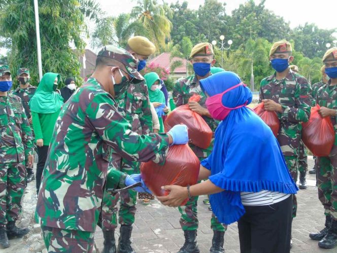
Batalyon Armed 19/105 Trk Bagikan Sembako dan Zakat Fitrah untuk Warga Lolak Terdampak Covid-19 Lewat Kegiatan Baksos