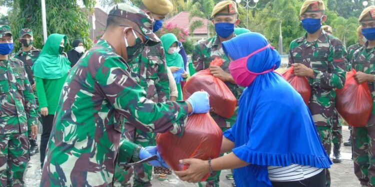 Batalyon Armed 19/105 Trk Bagikan Sembako dan Zakat Fitrah untuk Warga Lolak Terdampak Covid-19 Lewat Kegiatan Baksos
