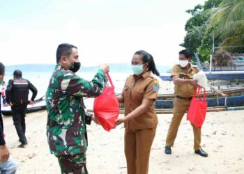 Pangdam XIII/Merdeka Serahkan Bansos di Empat Pulau di Manado