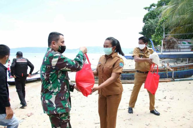 
Pangdam XIII/Merdeka Serahkan Bansos di Empat Pulau di Manado