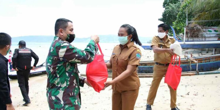 Pangdam XIII/Merdeka Serahkan Bansos di Empat Pulau di Manado