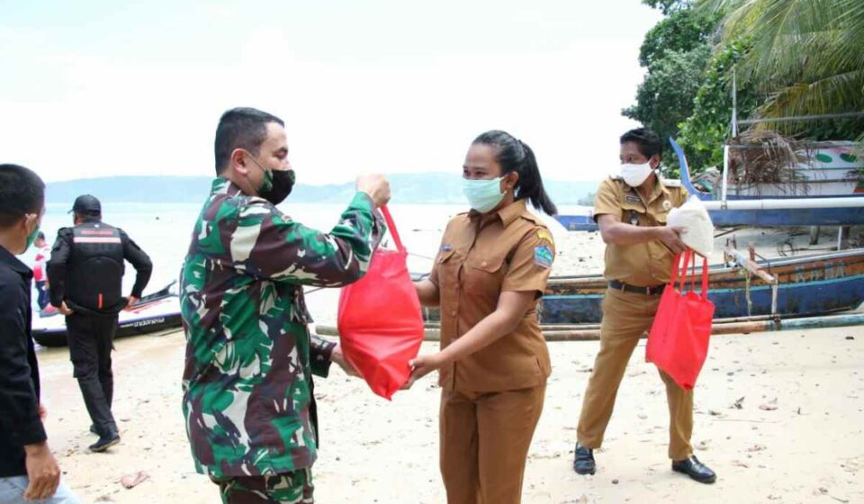 Pangdam XIII/Merdeka Serahkan Bansos di Empat Pulau di Manado