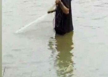 Gadis Mahir Lempar Jala, Ikan Hasil Tangkapan Dijual untuk Biaya Hidup Keluarga