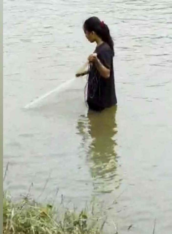 
Gadis Mahir Lempar Jala, Ikan Hasil Tangkapan Dijual untuk Biaya Hidup Keluarga