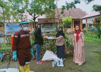 Yunita Lontoh Bagi Cairan Disinfektan dan Lakukan Penyemprotan di Fasilitas Publik