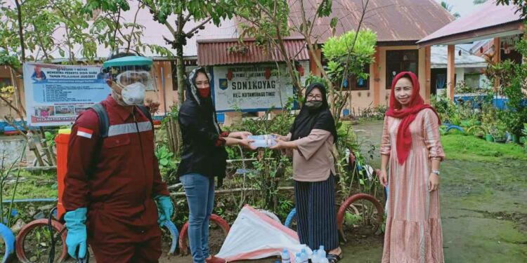 Yunita Lontoh Bagi Cairan Disinfektan dan Lakukan Penyemprotan di Fasilitas Publik