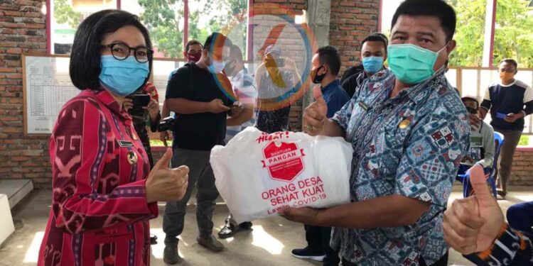 Bupati Yasti Salurkan Bantuan Tahap II di Dumoga Bersatu. Wabup, Ketua DPRD dan Forkopimda Mendampingi