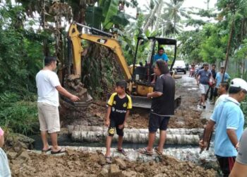 Respon Keluhan Warga Poyowa Besar, Mekal Gunakan Dana Pribadi Perbaiki Jalan Rusak