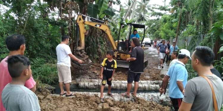 Respon Keluhan Warga Poyowa Besar, Mekal Gunakan Dana Pribadi Perbaiki Jalan Rusak