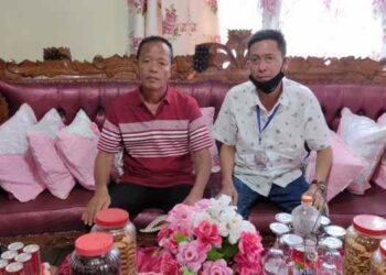 Kunjungi Kabag Tapem, Bupati Berikan Semangat dan Doakan Kesembuhan