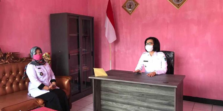 Bupati Yasti Mulai Berkantor di Desa