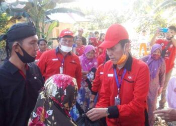 PDIP Bolsel Gotong Royong Bantu Warga Terdampak Banjir Bandang, Bangkit Bergerak dan Berjuang Bersama