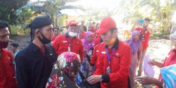 PDIP Bolsel Gotong Royong Bantu Warga Terdampak Banjir Bandang, Bangkit Bergerak dan Berjuang Bersama
