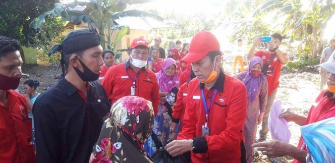 
PDIP Bolsel Gotong Royong Bantu Warga Terdampak Banjir Bandang, Bangkit Bergerak dan Berjuang Bersama