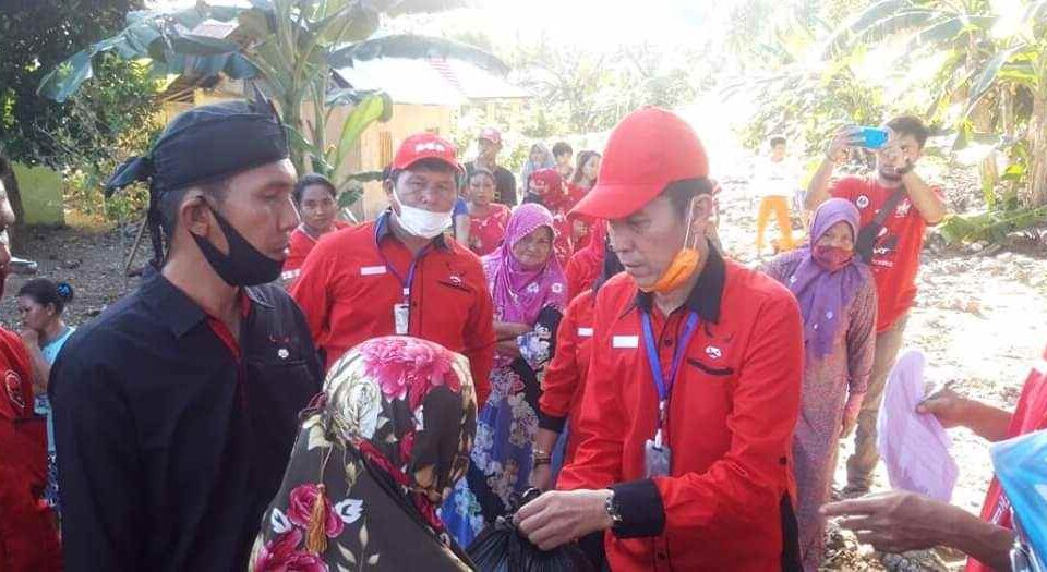 PDIP Bolsel Gotong Royong Bantu Warga Terdampak Banjir Bandang, Bangkit Bergerak dan Berjuang Bersama