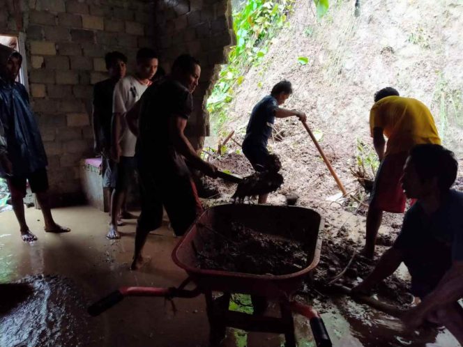 
Curah Hujan Tinggi, Sejumlah Rumah di Desa Luwoo Terendam Banjir dan Longsor
