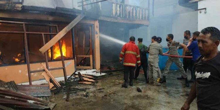 Tempat Kos Terbakar di Kampung Baru, Kerugian Ratusan Juta