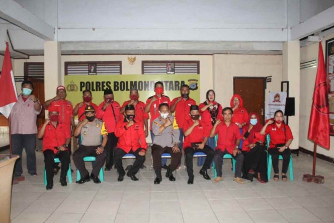 
Insiden Pembakaran Bendera Partai Resmi Dilaporkan, DPC PDIP Bolmut Minta Polisi Usut Tuntas