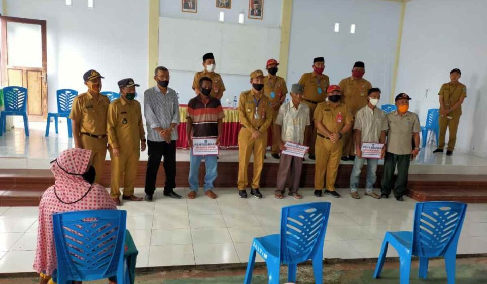Pemilik 16 Unit Rumah Terdampak Musibah Angin Puting Beliung Terima Bantuan dari Pemda Bolsel